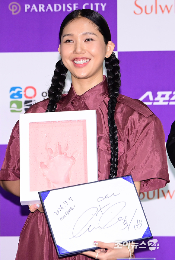 오마이걸 미미가 7일 서울 용산구 CGV 아이파크몰에서 진행된 '제5회 청룡 시리즈 어워즈' 핸드프린팅 행사에 참석하고 있다. [사진=정소희 기자]