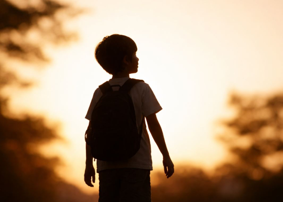 9세 아들이 자신과 같은 유전병을 가지고 있을 것이라 의심해 목 졸라 살해한 친모가 징역 17년을 선고받았다. 본 기사와 무관한 이미지. [사진=AI 생성 이미지]
