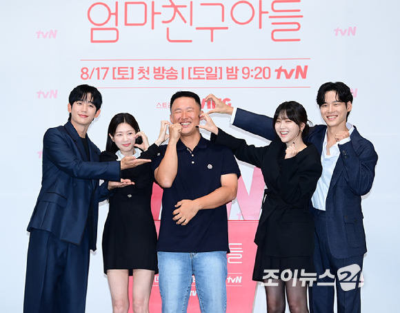 (왼쪽부터)정해인-정소민-유제원 감독-김지은-윤지온이 14일 오전 서울 구로구 신도림 라마다 호텔에서 열린 tvN 새 토일드라마 '엄마친구아들' 제작발표회에 참석하고 있다. [사진=정소희 기자]