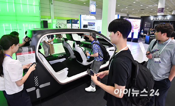 23일 서울 강남구 코엑스에서 열린 'K디스플레이 2026(한국디스플레이산업전시회)를 찾은 방문객이 삼성디스플레이 부스를 관람하고 있다. [사진=곽영래 기자]