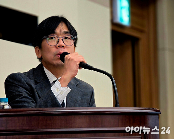 18일 한국언론진흥재단에서 열린 '방송미디어통신위원회 출범에 따른 혁신 정책 과제 제안' 세미나에서 노창희 디지털산업정책연구소장이 '유료방송시장 진흥과 방송미디어통신위원회 과제'를 주제로 발제하고 있다. [사진=안세준 기자]