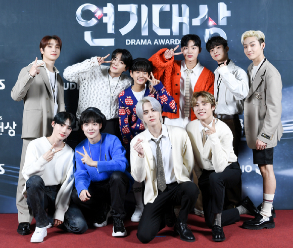 '라켓소년단' 최현욱, 김강훈, 김민기와 그룹 더보이즈가 31일 오후 서울 마포구 상암동 SBS프리즘타워에서 진행된 '2021 SBS 연기대상' 시상식에서 축하무대를 선보이기전 포즈를 취하고 있다. [사진=SBS]