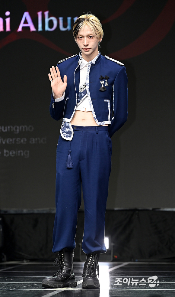 그룹 앰퍼샌드원(AMPERS&ONE) 최지호가 8일 서울 용산구 노들섬 라이브하우스에서 열린 미니 4집 '데피니션'(DEFINITION) 발매 기념 쇼케이스에서 포토타임을 갖고 있다. [사진=곽영래 기자]