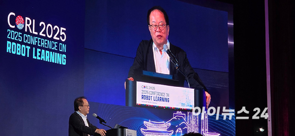 오준호 삼성전자 미래로봇추진단장이 30일 서울 강남구 코엑스에서 열린 '휴머노이드 2025' 행사에서 기조연설을 하고 있다. [사진=박지은 기자]