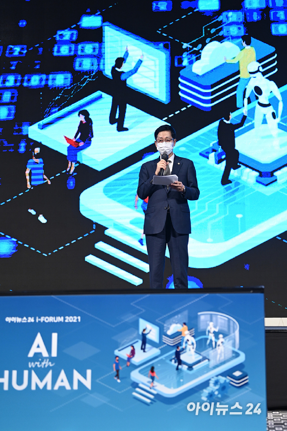 'AI 위드 휴먼(AI With Human)'을 주제로 AI 기술의 현주소를 살펴보고 미래 발전 방향을 제시하는 한편, 인간과 AI의 공존을 탐구해보는 '아이포럼 2021'이 2일 서울 드래곤시티호텔 그랜드볼룸 한라홀에서 개최됐다. 조경식 과학기술정보통신부 제2차관이 축사를 하고 있다.