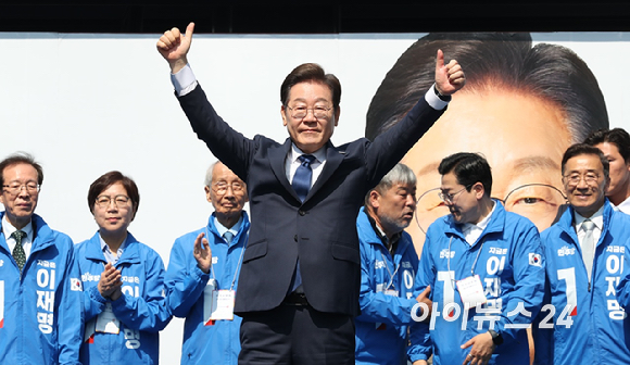 더불어민주당 이재명 대선 후보가 6·3 대통령선거 공식 선거운동 첫날인 12일 '빛의 혁명'을 상징하는 공간인 서울 광화문 청계광장에서 첫 유세를 시작하며 두 팔을 번쩍 들고 있다. [사진=곽영래 기자]