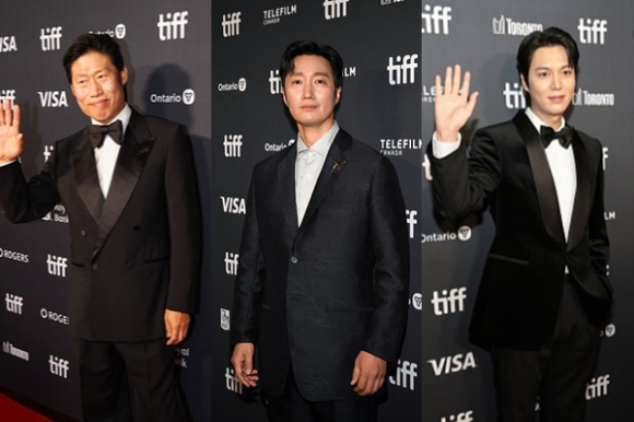 '암살자(들)' 주역들이 제51회 토론토국제영화제(Toronto International Film Festival)에서 포즈를 취하고 있다. [사진=Sonia Recchia/Getty Images]