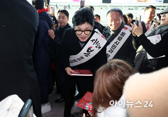 한동훈 국민의힘 비상대책위원장이 설 연휴를 하루 앞둔 8일 서울 중구 서울역에서 귀성인사를 하고 있다 [사진=곽영래 기자]