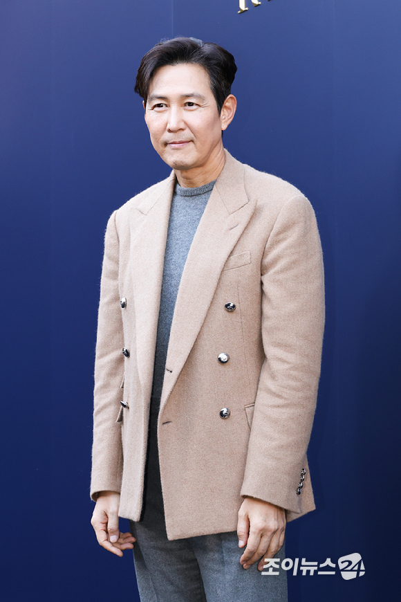 배우 이정재가 15일 오후 서울 종로구 석파정 서울미술관에서 진행된 패션 아이콘 랄프 로렌의 삶을 조명한 HBO 다큐멘터리 '베리 랄프' 스크리닝 이벤트에 참석해 포즈를 취하고 있다. [사진=문수지 기자]