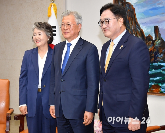 4·27 판문점선언 7주년 기념식 참석차 국회를 방문한 문재인 전 대통령이 25일 오후 서울 여의도 국회에서 우원식 국회의장과 기념촬영을 하고 있다. [사진=곽영래 기자]