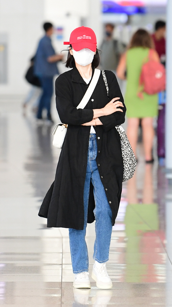 송혜교가 1일 오전 해외일정 차 인천국제공항을 통해 프랑스로 출국하고 있다. [사진=펜디]