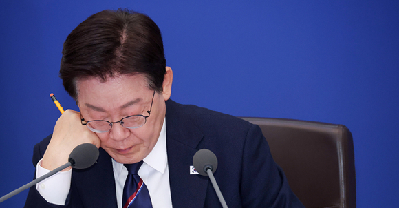 이재명 대통령이 31일 청와대에서 열린 국무회의에서 중동전쟁 관련 부처 보고를 받고 있다. 2026.3.31 [사진=연합뉴스]