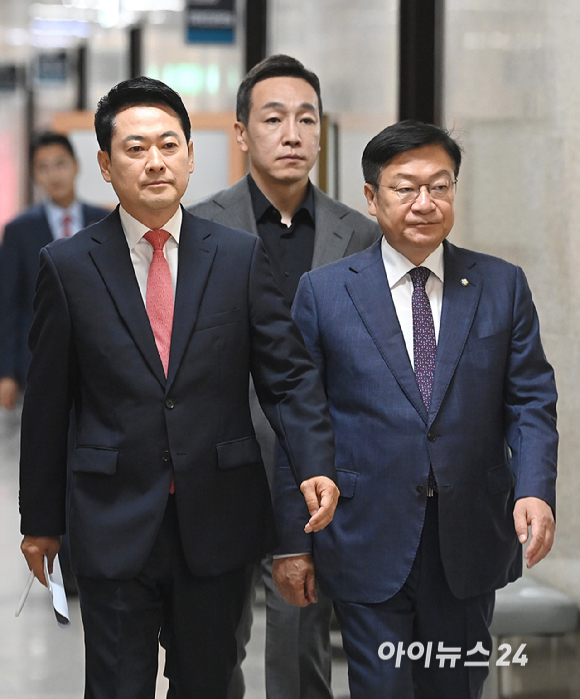 국민의힘 장동혁 당대표와 정점식 원내대표가 15일 서울 여의도 국회에서 열린 최고위원회의에 참석하고 있다. [사진=곽영래 기자]