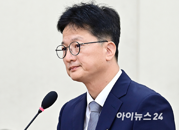 김찬수 대통령비서실 지방시대비서관실 행정관(전 영등포경찰서장)이 20일 서울 여의도 국회에서 열린 제417회 국회 임시회 제2차 행정안전위원회 마약수사 외압 의혹 관련 청문회에서 의원 질의에 답변하고 있다. [사진=곽영래 기자]