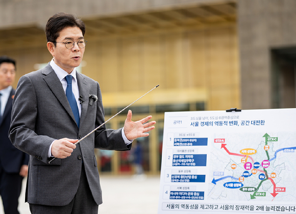 정원오 더불어민주당 서울시장 후보가 12일 서울 동대문구 청량리역 광장에서 "서울 공간 대전환＂ G2 공약을 발표하고 있다. [사진=정원오 캠프]