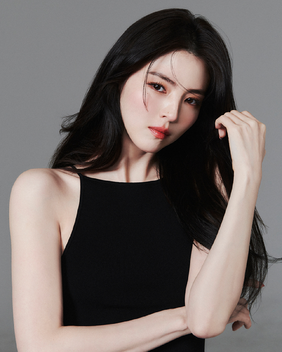 배우 한소희가 영화 '프로젝트Y' 인터뷰에 앞서 포즈를 취하고 있다. [사진=9아토엔터테인먼트]