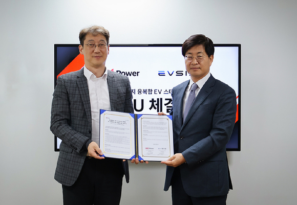 (왼쪽부터) 임성택 OCI파워 에너지솔루션사업본부장과 유주석 EVSIS EV Charger 부문장이 지난달 31일 서울시 중구 소공동 OCI빌딩에서 '탄소중립을 위한 분산에너지 융복합 EV스테이션 구축사업’을 위한 업무 협약(MOU)을 체결하고 기념촬영을 하고 있다. [사진=롯데이노베이트]