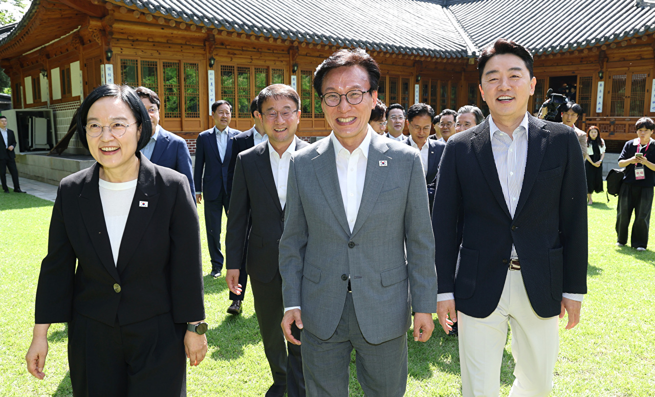 한성숙 국무총리(앞줄 왼쪽부터), 더불어민주당 김민석 당 대표, 강훈식 대통령 비서실장이 23일 서울 종로구 삼청동 총리공관에서 열린 고위 당정협의회에 참석해 기념 촬영을 하기 위해 이동하고 있다. 2026.8.23 [사진=연합뉴스]