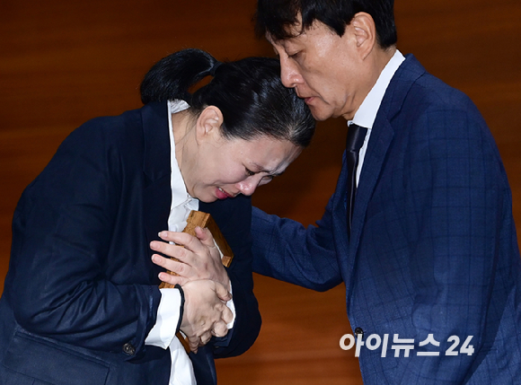 MBC가 15일 오전 서울 상암동 MBC신사옥에서 기상캐스터 故 오요안나의 사망에 대해 공식 사과하고 유족에 합의문 전달식 가졌다. 故 오요안나 명예사원증을 안고 오열하는 어머니 장연미 씨와 위로하는 안형준 MBC 사장. [사진=정소희 기자]