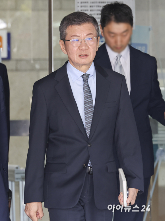 독점규제및공정거래법 위반 혐의를 받는 정몽규 HDC 회장이 4일 서울 서초구 서울중앙지방법원에서 열린 첫 공판을 마치고 법원을 나서고 있다. [사진=곽영래 기자]