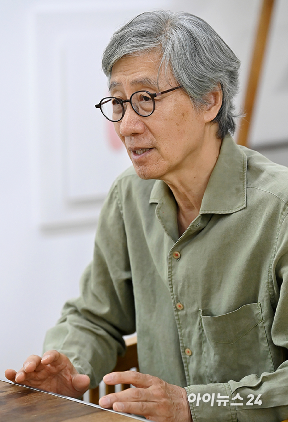 '2025년도 제35회 삼성호암상' 예술상을 수상한 구본창 사진작가가 지난 17일 성남시 분당구 스튜디오9에서 아이뉴스24와 인터뷰를 하고 있다. [사진=곽영래 기자]