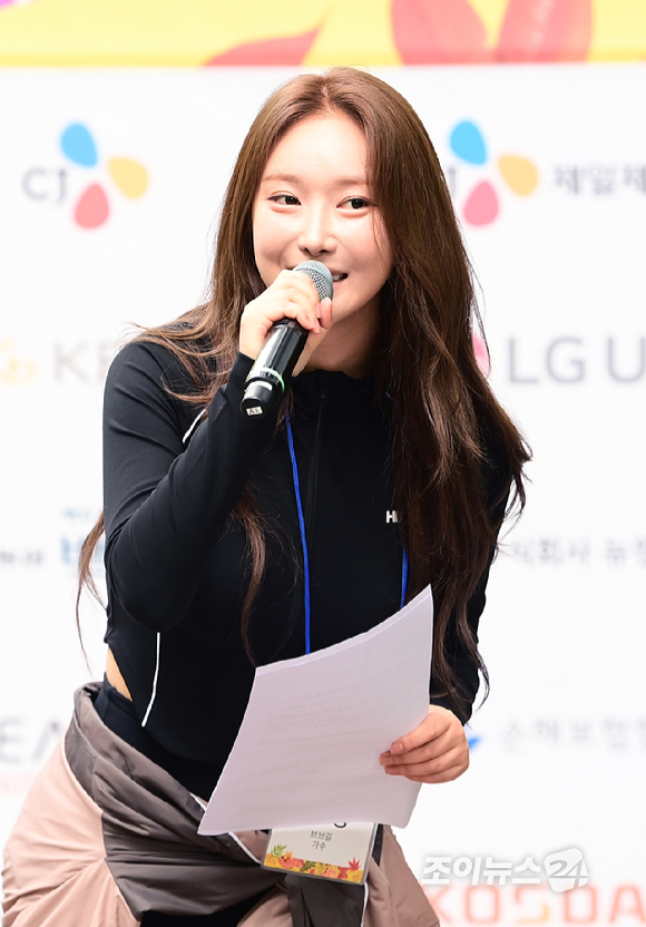 그룹 브브걸(BBGIRLS) 민영이 25일 서울 강북구 우이동 북한산국립공원 우이분소(백운천 휴게공간)에서 열린 '브브걸 민영과 함께 하는 팬트레킹-제12회 희망찾기 등산·트레킹 교실' 개막행사에서 팬들과 함께하는 텀블러 티타임 토크 시간을 갖고 있다. [사진=정소희 기자]