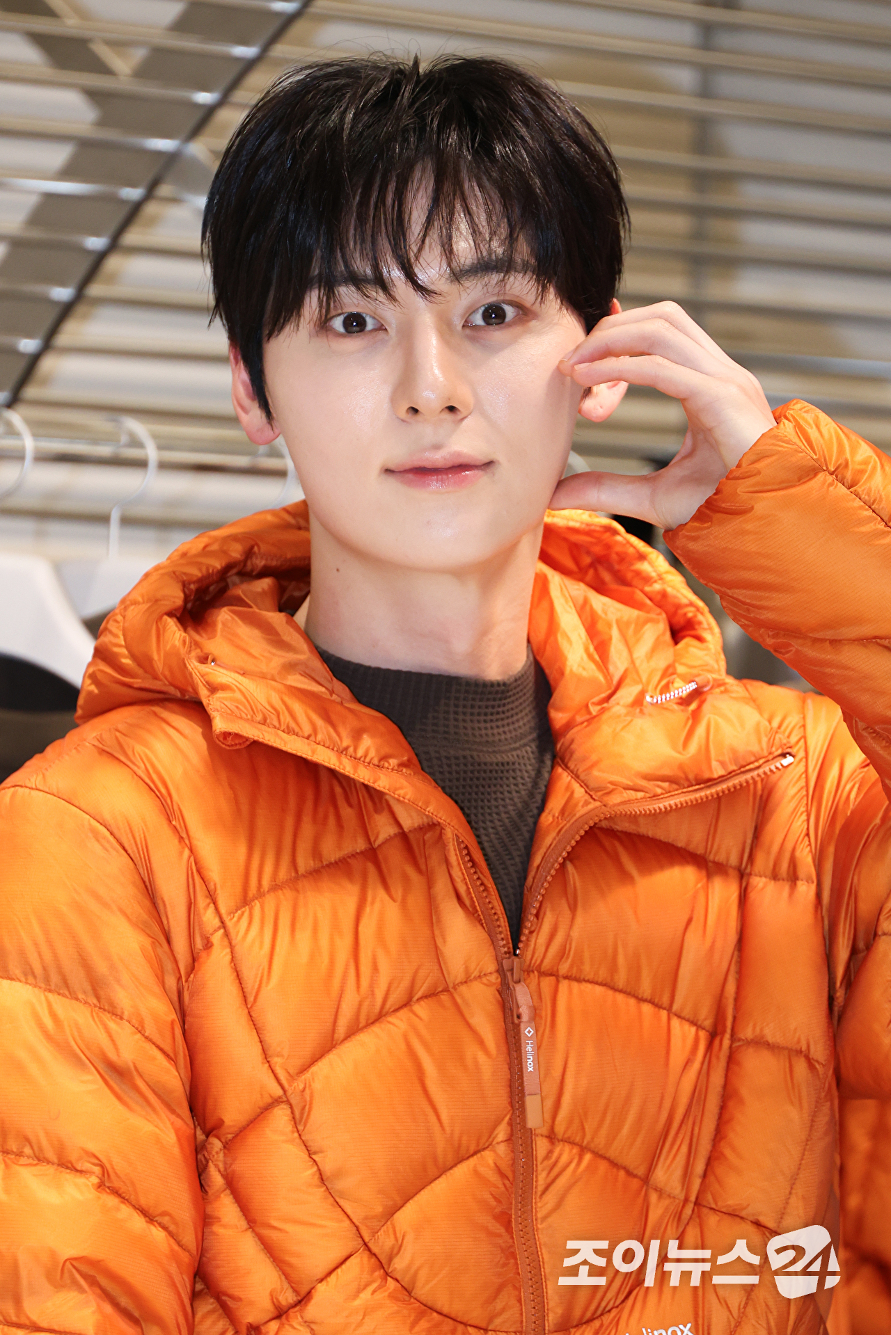 배우 황민현이 10일 오후 서울 강남구 신사동에서 진행된 헬리녹스 웨어 서울 플래그십 스토어 오픈 기념 포토콜에 참석해 포즈를 취하고 있다. [사진=문수지 기자]