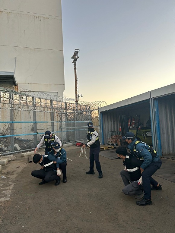 부산항만공사를 비롯한 관계기관 관계자들이 지난달 31일 부산광역시 서구 감천항 동편부두에서 외국인 선원의 밀입국 시도 등에 대처하는 합동모의훈련을 하고 있다. [사진=부산항만공사]