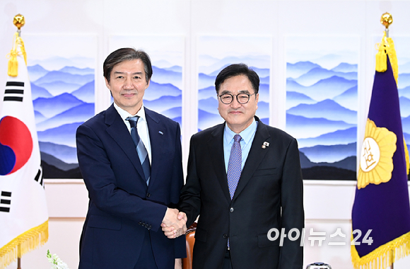 조국 조국혁신당 대표가 25일 서울 여의도 국회에서 우원식 국회의장을 예방하고 있다. [사진=곽영래 기자]