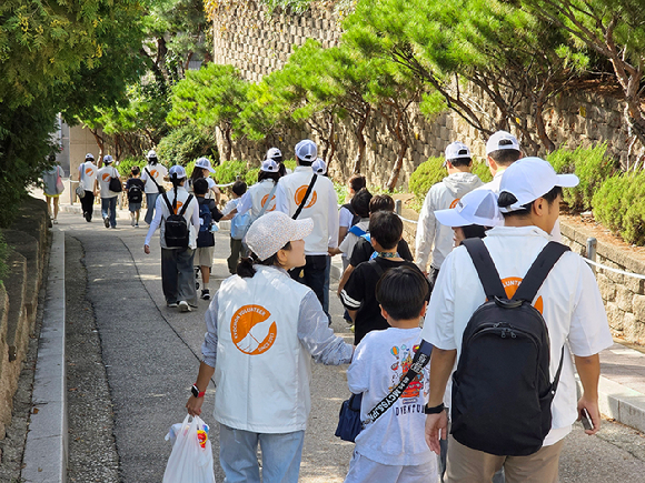 지난 23일 교촌에프앤비 '바르고 봉사단'이 서울 어린이대공원에서 금호초등학교 특수학급 학생들과 즐거운 체험 활동을 진행하고 있다. [사진=교촌에프앤비]