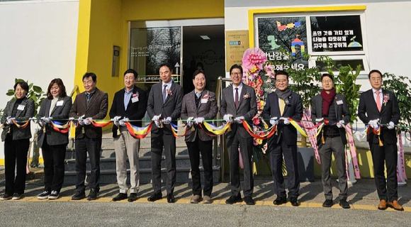 지난 29일 진행된 부산 강서구 '우리동네 ESG 센터' 6호점 개소식에서 참석자들이 테이프커팅을 하고 있다. [사진=롯데케미칼]