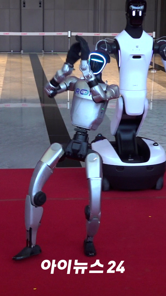 지난 4일 오전 서울 강남구 코엑스에서 열린 2026 스마트공장&middot;자동화산업전(AW2026)에서 중국 휴머노이드 로봇 유니트리 G1이 시연을 하고 있다. [사진=문수지 기자]