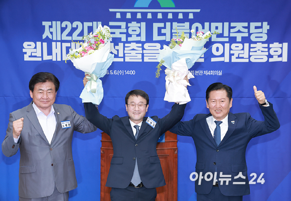 더불어민주당 신임 원내대표로 추대되며 연임에 성공한 한병도 의원이 6일 국회에서 열린 제3기 원내대표 선출 의원총회에서 기념 촬영하고 있다. [사진=곽영래 기자]