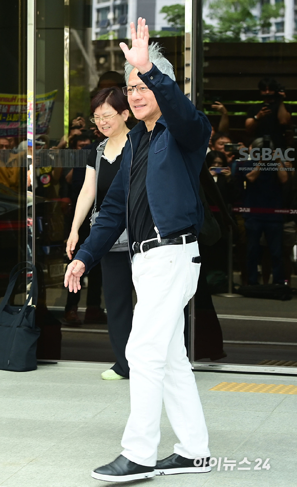 젠슨 황 엔비디아 최고경영자(CEO)가 5일 오후 전세기를 통해 서울김포비즈니스항공센터로 입국하고 있다. [사진=정소희 기자]