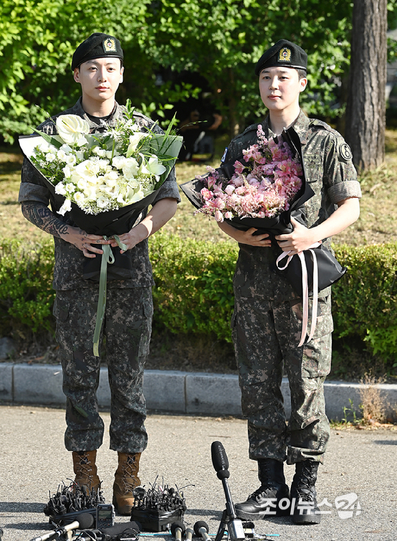 그룹 방탄소년단(BTS) 지민, 정국이 육군 현역으로 군 복무를 마치고 만기 전역했다.11일 오전 경기 연천군 연천공설운동장에서 진행된 전역 행사에서 방탄소년단 지민, 정국이 포즈를 취하고 있다. [사진=곽영래 기자]