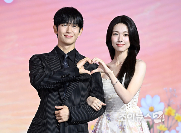 배우 정해인, 하영이 5일 서울 마포 호텔 나루 서울에서 열린 넷플릭스 시리즈 '이런 엿같은 사랑' 제작발표회에서 포토타임을 갖고 있다. [사진=곽영래 기자]