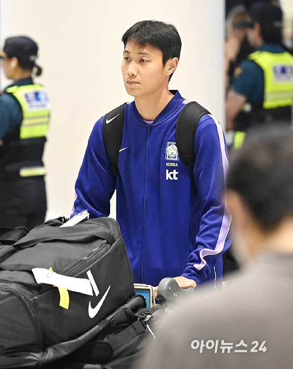북중미월드컵 조별예선 탈락한 축구대표팀 백승호가 30일 오전 인천공항 제2 터미널을 통해 귀국하고 있다. [사진=곽영래 기자]