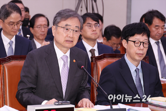 조현 외교부 장관이 13일 서울 여의도 국회에서 열린 외교통일위원회 국정감사에서 의원 질의에 답하고 있다. [사진=곽영래 기자]