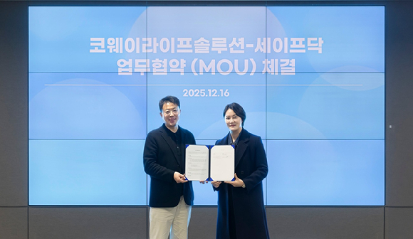 지난 16일 서울 구로구 지타워 코웨이라이프솔루션 본사에서 진행된 업무협약식에서 김명곤 코웨이라이프솔루션 대표이사(왼쪽)와 이예솔 세이프닥 대표이사(오른쪽)가 기념 촬영을 하고 있다. [사진=코웨이]