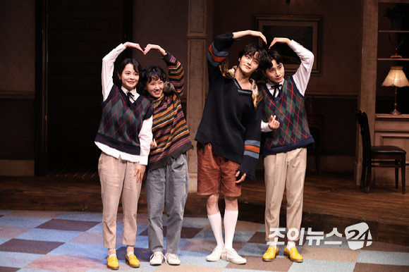 배우 김주연, 김단이, 최정우, 김시유가 19일 오후 서울 종로구 동숭동 대학로티오엠에서 진행된 연극 '오펀스' 프레스콜에 참석해 포즈를 취하고 있다. [사진=문수지 기자]