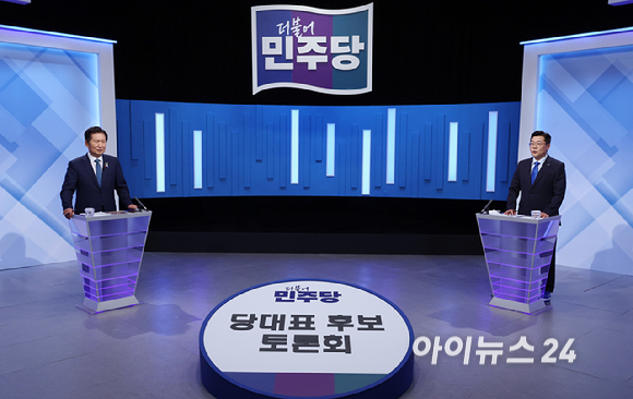 정청래·박찬대 더불어민주당 당대표 후보가 16일 서울 양천구 목동 SBS에서 열린 TV토론회에 앞서 기념촬영을 하고 있다. [사진=국회사진기자단]