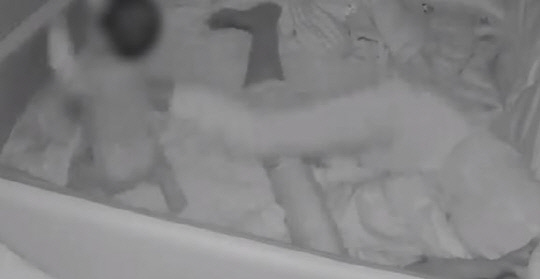 한 육아도우미가 11개월 된 아기를 바로 차 넘어트리는 등 학대한 정황이 드러나 공분을 사고 있다. 사진은 당시 폐쇄회로(CC)TV 영상. [사진=MBC 보도 캡처]