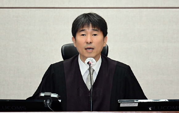 지귀연 부장판사가 21일 오전 서울 서초구 서울중앙지법 417호 법정에서 열린 윤석열 전 대통령의 내란 우두머리 혐의 재판을 하기 전 언론 공개에 대한 발언을 하고 있다. [사진=사진공동취재단]