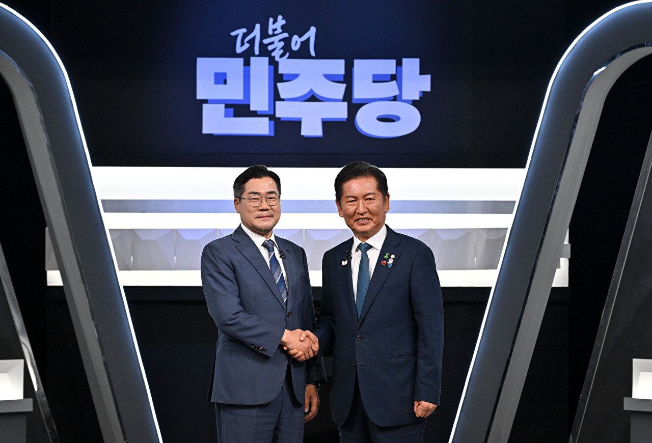 더불어민주당 박찬대, 정청래 당대표 후보가 27일 서울 여의도 KBS 신관 공개홀에서 열린 TV토론회 시작에 앞서 악수를 하며 기념촬영하고 있다. 2025.7.27 [국회사진기자단] [사진=연합뉴스]