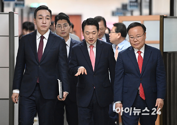 장동혁 국민의힘 당대표가 14일 서울 여의도 국회에서 열린 최고위원회의에 참석하고 있다. [사진=곽영래 기자]
