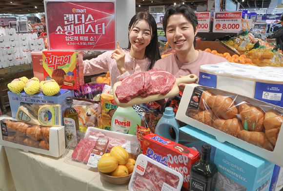 신세계백화점 본점 아웃도어 매장이 고객들로 북적이고 있다. [사진=신세계백화점]