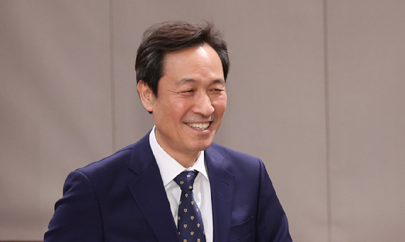 6&middot;3 지방선거 강원도지사 선거 출마를 위해 사직하는 우상호 정무수석이 18일 청와대 기자회견장에서 사직인사 후 이동하고 있다. 우 정무수석 후임은 홍익표 전 의원이다. 2026.1.18 [사진=연합뉴스]