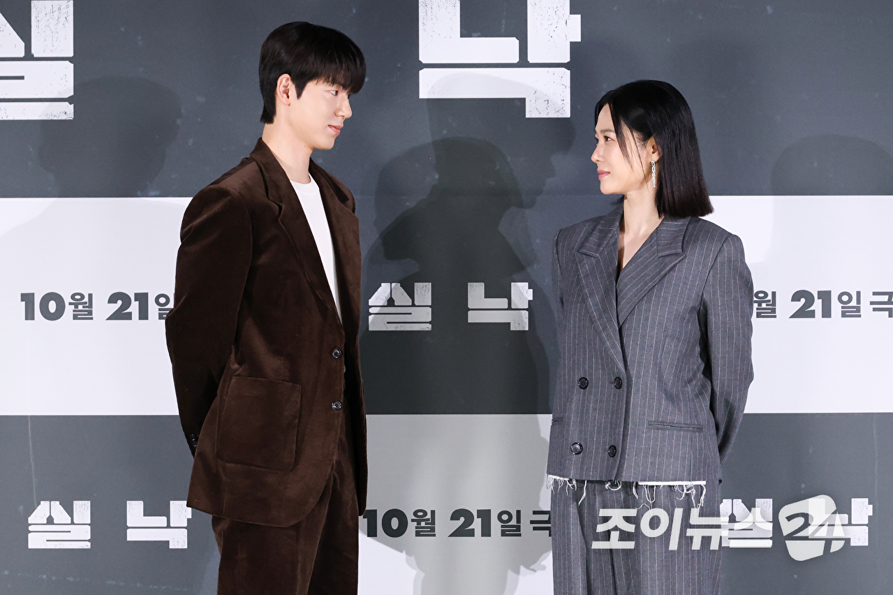 배우 배현성, 김현주가 18일 오전 서울 용산구 CGV용산아이파크몰점에서 진행된 영화 '실낙원'(감독 연상호) 제작보고회에 참석해 포즈를 취하고 있다. [사진=문수지 기자]