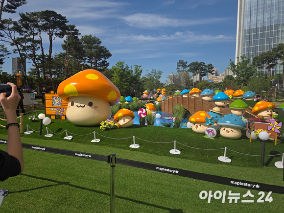 22일 서울 송파구 석촌호수 동호에 메이플스토리 '주황버섯'을 본뜬 대형 아트벌룬이 띄워져 있다. [사진=넥슨]