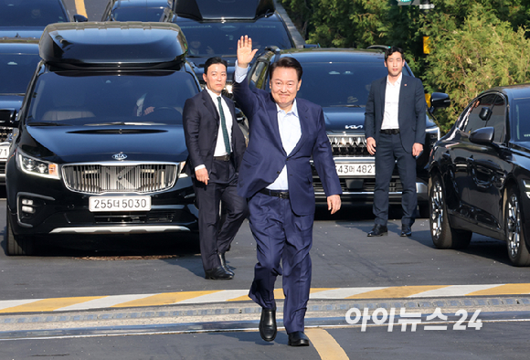 윤석열 전 대통령이 지난 11일 오후 서울 용산구 한남동 대통령 관저를 떠나 서초동 사저로 이동하며 지지자들과 인사를 하고 있다. [사진=정소희 기자]
